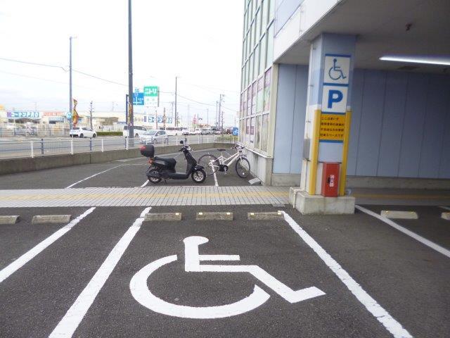 車いすマーク駐車場