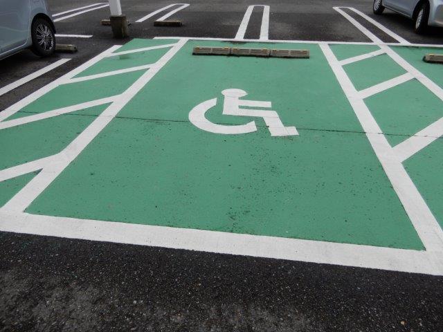 車いすマーク駐車場