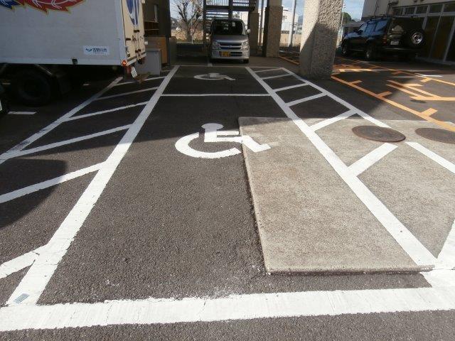 車いすマーク駐車場