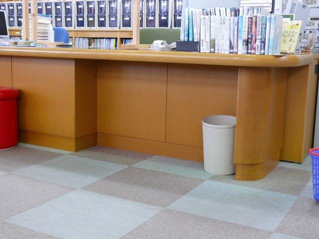 車いす使用者用カウンター記載台