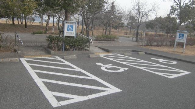 車いすマーク駐車場