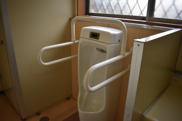 手すり付き小便器