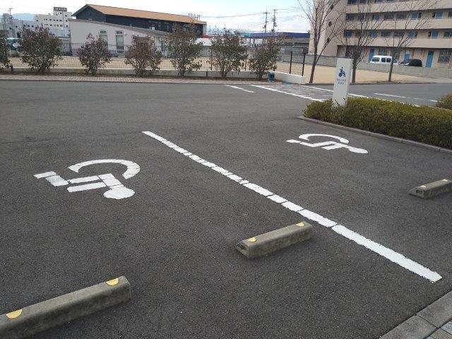 車いすマーク駐車場