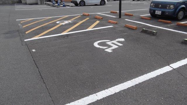 車いすマーク駐車場