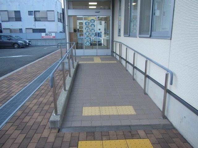 スロープ・点字ブロック