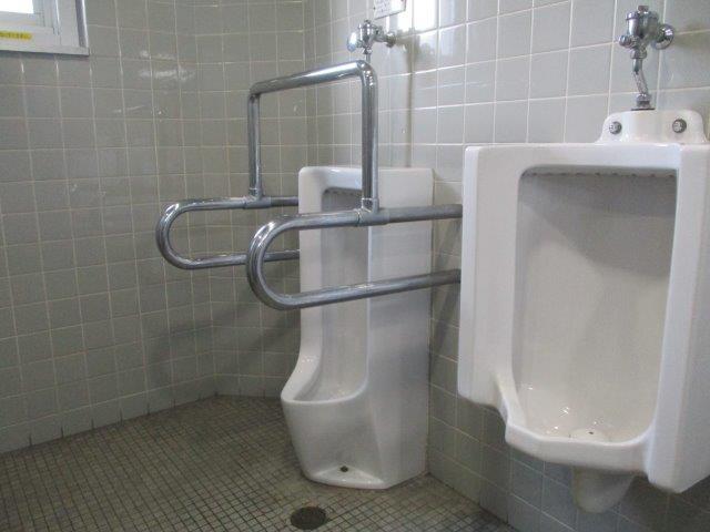 手すり付き小便器