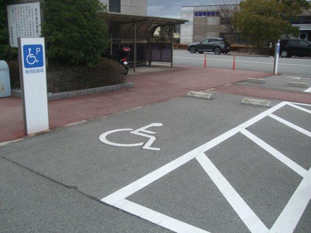 車いす用駐車場