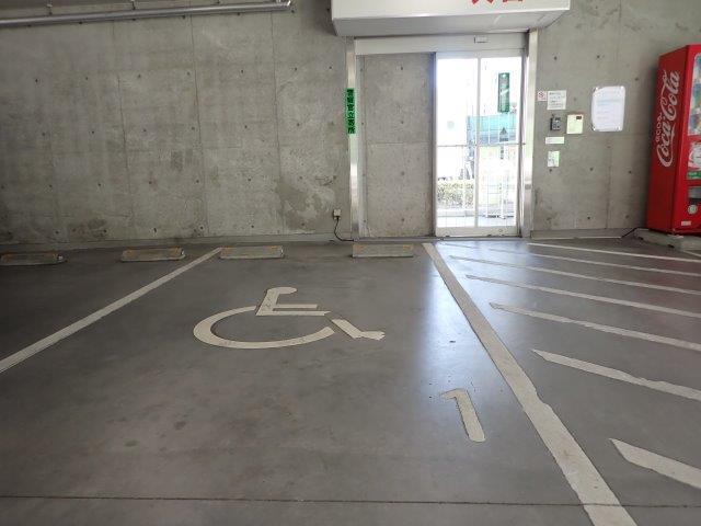 車いすマーク駐車場