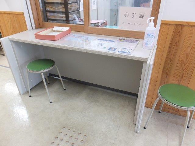 車いす使用者用カウンター記載台