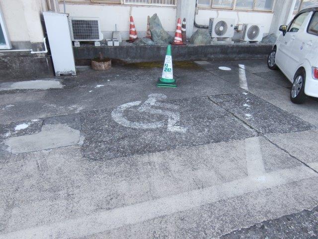 車いすマーク駐車場