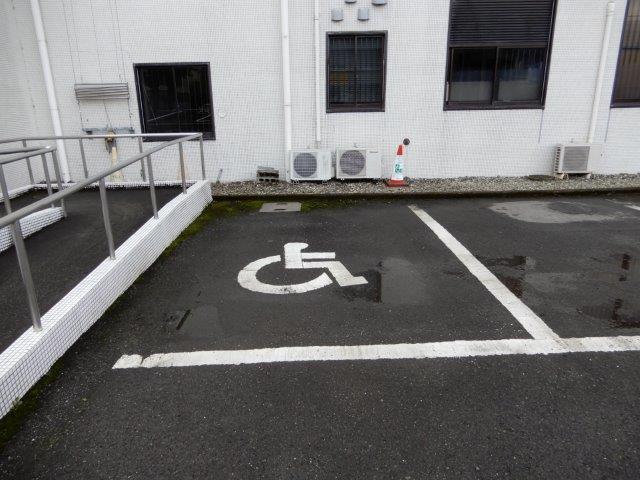 車いすマーク駐車場