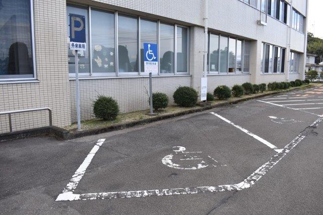 車いすマーク駐車場