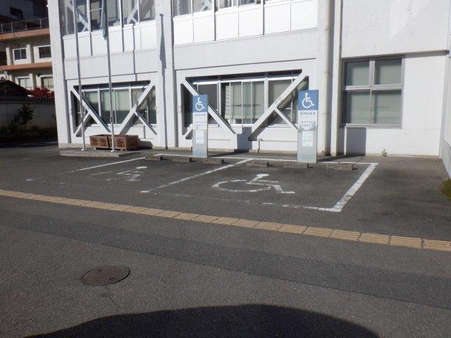 車いすマーク駐車場