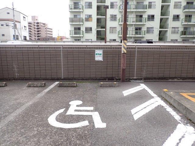 車いすマーク駐車場